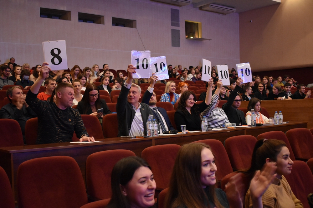 На полуфинале КВН в Рязани было много шуток, аплодисментов и подарков На полуфинале КВН в Рязани было много шуток, аплодисментов и подарков Как всегда атмосфера радости, дружбы, ярких шуток и смеха наполнила зал Рязанского дворца молодёжи.