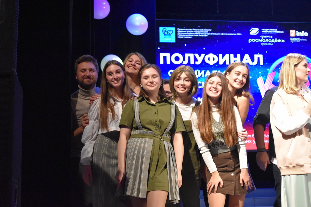 На полуфинале КВН в Рязани было много шуток, аплодисментов и подарков На полуфинале КВН в Рязани было много шуток, аплодисментов и подарков Как всегда атмосфера радости, дружбы, ярких шуток и смеха наполнила зал Рязанского дворца молодёжи.