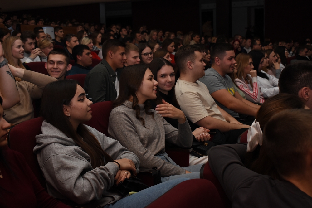 На полуфинале КВН в Рязани было много шуток, аплодисментов и подарков На полуфинале КВН в Рязани было много шуток, аплодисментов и подарков Как всегда атмосфера радости, дружбы, ярких шуток и смеха наполнила зал Рязанского дворца молодёжи.