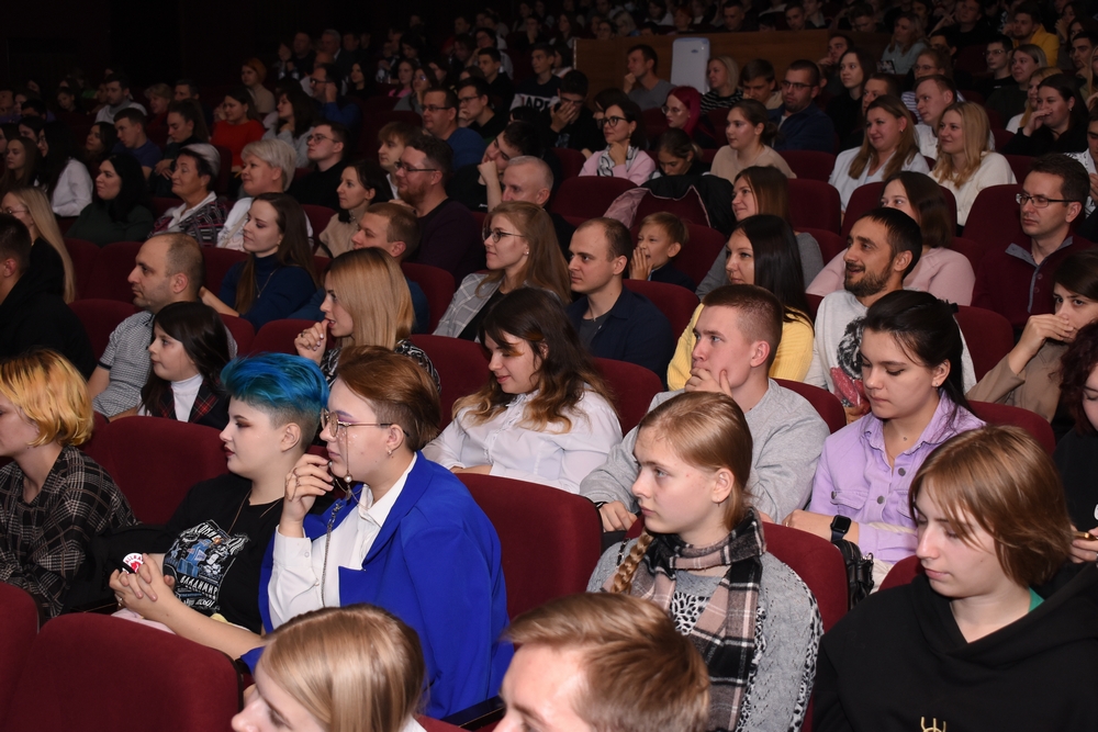На полуфинале КВН в Рязани было много шуток, аплодисментов и подарков На полуфинале КВН в Рязани было много шуток, аплодисментов и подарков Как всегда атмосфера радости, дружбы, ярких шуток и смеха наполнила зал Рязанского дворца молодёжи.