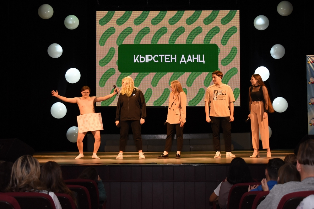 На полуфинале КВН в Рязани было много шуток, аплодисментов и подарков На полуфинале КВН в Рязани было много шуток, аплодисментов и подарков Как всегда атмосфера радости, дружбы, ярких шуток и смеха наполнила зал Рязанского дворца молодёжи.