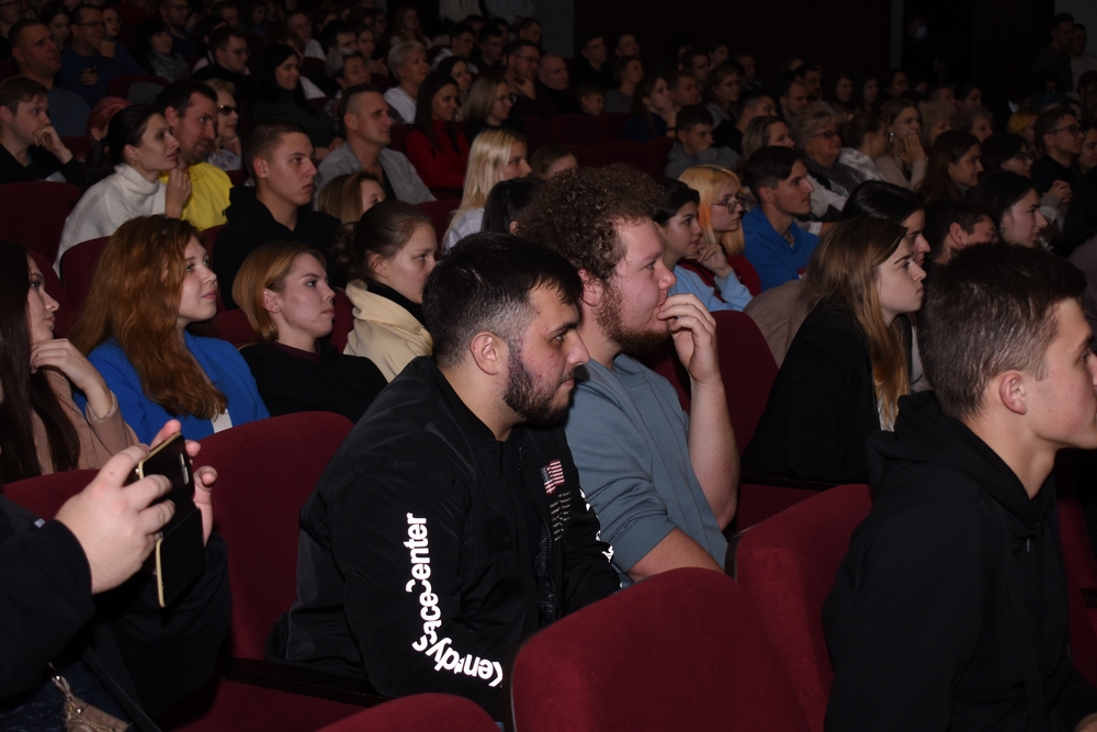 На полуфинале КВН в Рязани было много шуток, аплодисментов и подарков На полуфинале КВН в Рязани было много шуток, аплодисментов и подарков Как всегда атмосфера радости, дружбы, ярких шуток и смеха наполнила зал Рязанского дворца молодёжи.