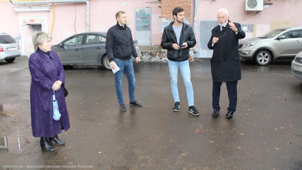 В Рязани прошла приёмка двух отремонтированных дворов В Рязани прошла приёмка двух отремонтированных дворов Работу подрядчиков проверяет комиссия, в состав которой входят представители управления и Дирекции благоустройства города, депутаты, общественники.