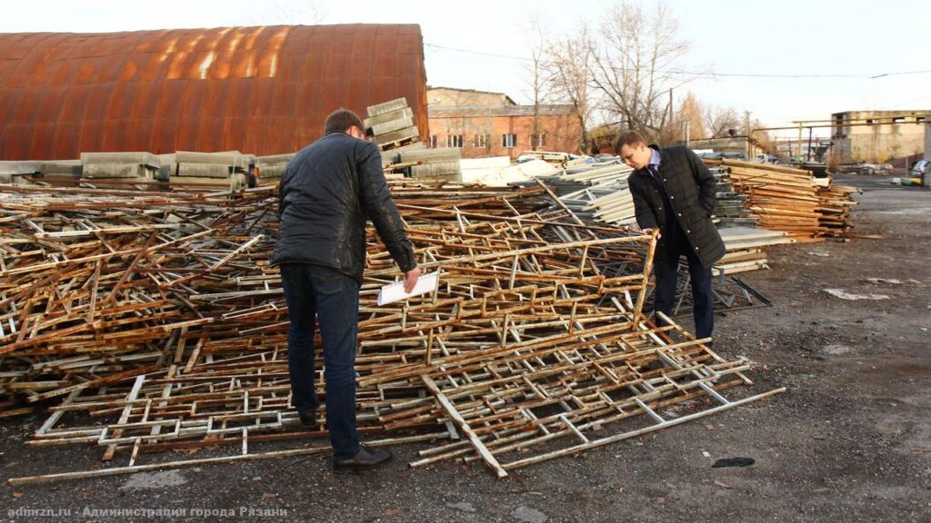 В Рязани продолжается демонтаж повреждённых перильных ограждений