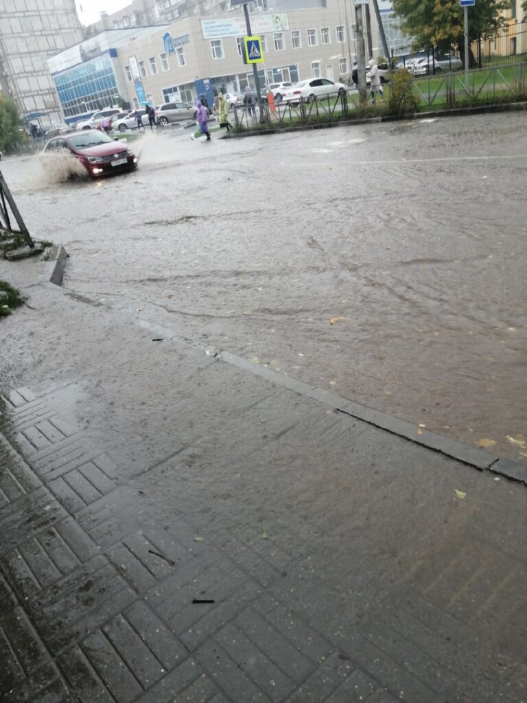 В Канищево затопило дороги после ливня