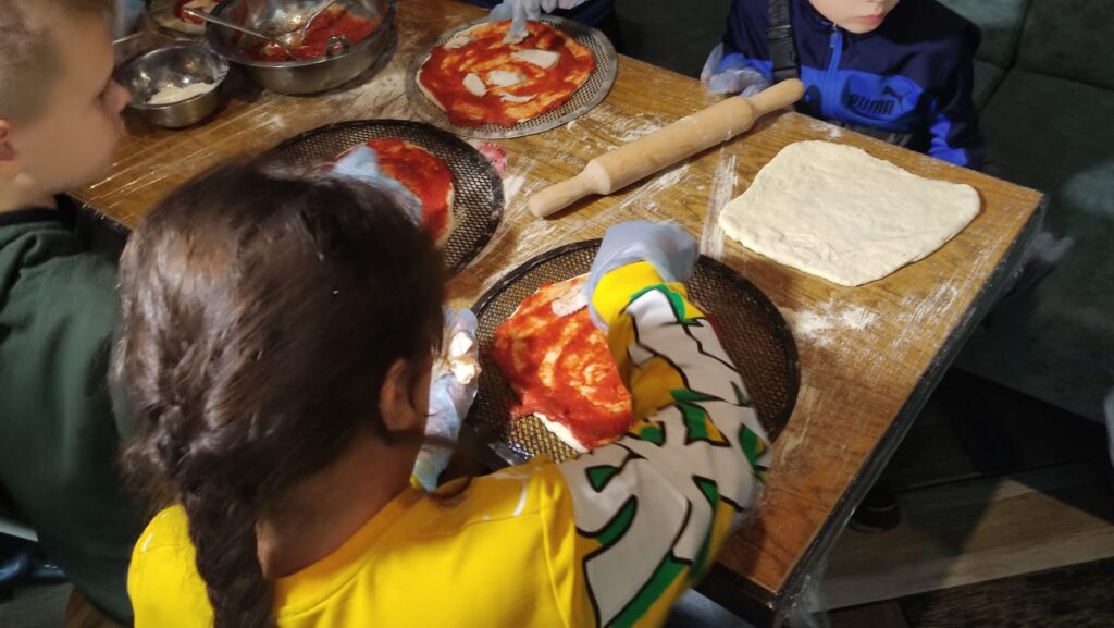В Рязани для детей из ПВР провели мастер-класс по приготовлению пиццы