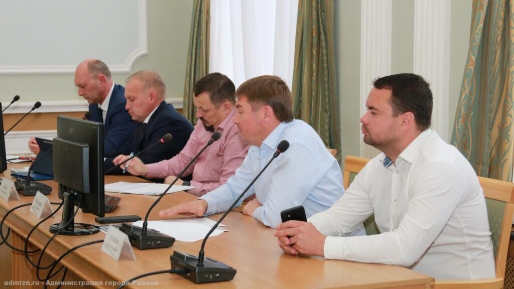 На совещании в мэрии Рязани рассмотрели помощь семьям мобилизованных, проведение субботника, уборку остановок и замену неработающих светильников На совещании в мэрии Рязани рассмотрели помощь семьям мобилизованных, проведение субботника, уборку остановок и замену неработающих светильников В частности, Дирекции благоустройства поручено активизировать работу по уборке остановок и разобраться с неработающими светильниками.