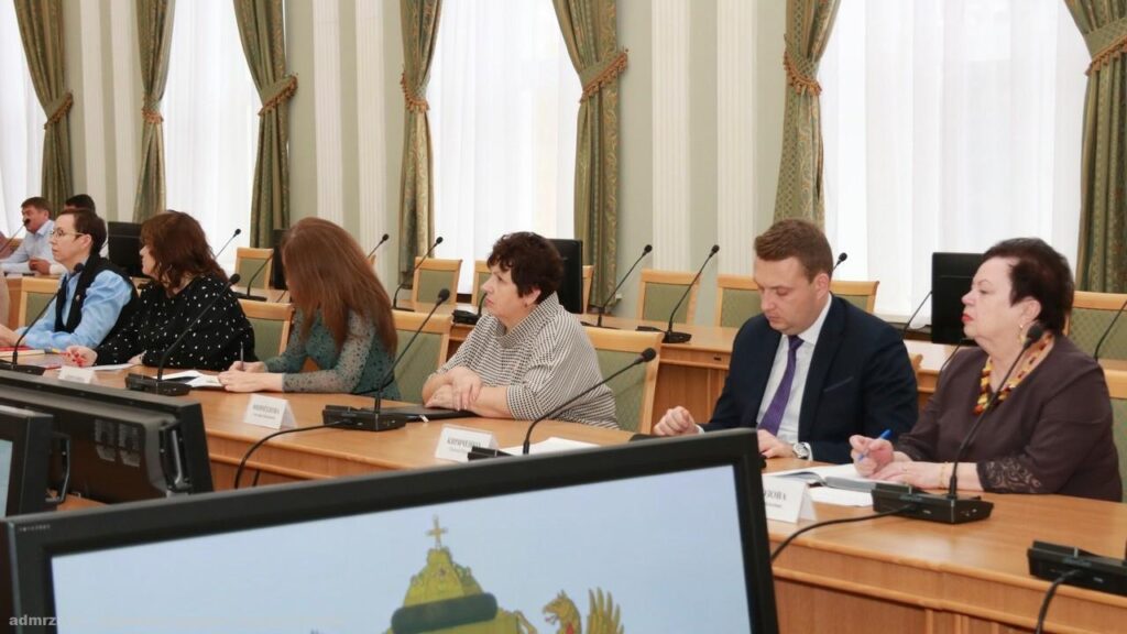На совещании в мэрии Рязани рассмотрели помощь семьям мобилизованных, проведение субботника, уборку остановок и замену неработающих светильников На совещании в мэрии Рязани рассмотрели помощь семьям мобилизованных, проведение субботника, уборку остановок и замену неработающих светильников В частности, Дирекции благоустройства поручено активизировать работу по уборке остановок и разобраться с неработающими светильниками.