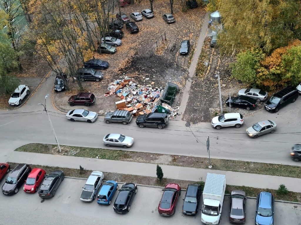 Жители Московского района Рязани жалуются на мусор и уничтожение зелёной зоны Фото свалки опубликовал в соцсетях житель улицы Пирогова.
