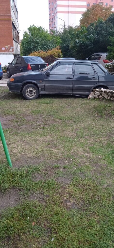 В Рязани водитель припарковал легковушку на детской площадке