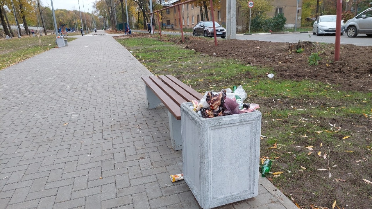 Октябрьском городке рязань. Сквер Нестерова благоустройство. Сквер КБГУ благоустройство. Установка урн.