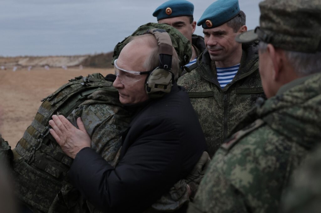 Фоторепортаж о визите Владимира Путина на полигон в Рязанскую область Фоторепортаж о визите Владимира Путина на полигон в Рязанскую область Министерство обороны РФ опубликовало фотографии, сделанные во время визита главы государства.