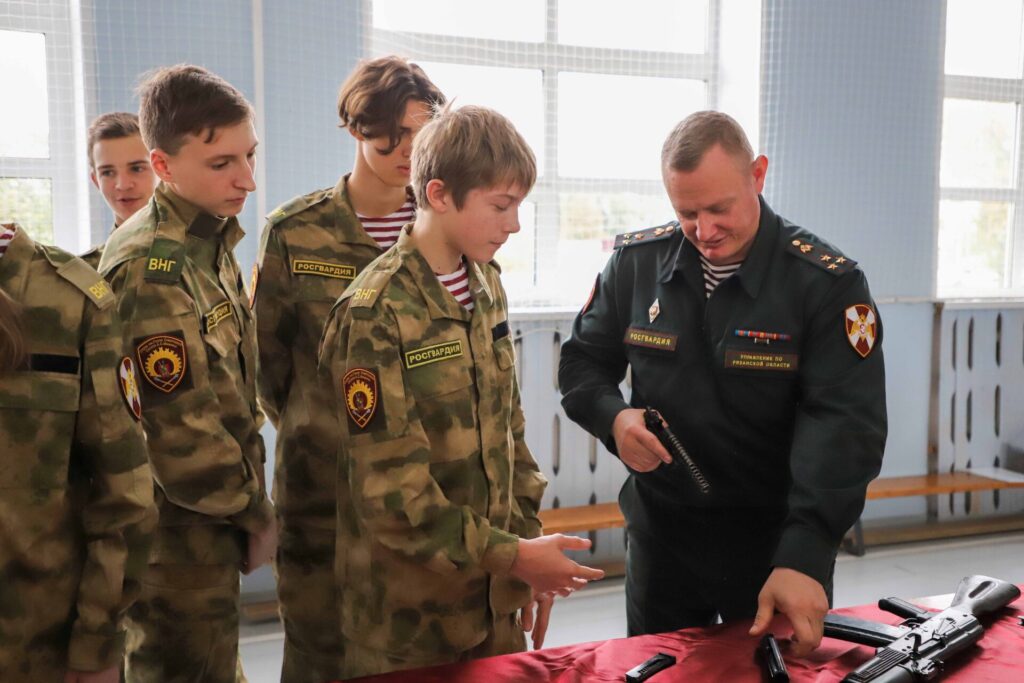 В Рязанской области росгвардейцы провели урок мужества для подшефного отряда Старшеклассники, в частности, попрактиковались в сборке и разборке учебного пистолета Макарова и автомата Калашникова.