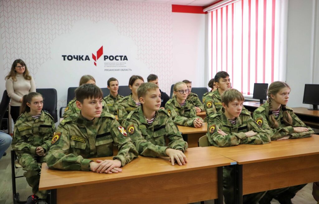 В Рязанской области росгвардейцы провели урок мужества для подшефного отряда Старшеклассники, в частности, попрактиковались в сборке и разборке учебного пистолета Макарова и автомата Калашникова.