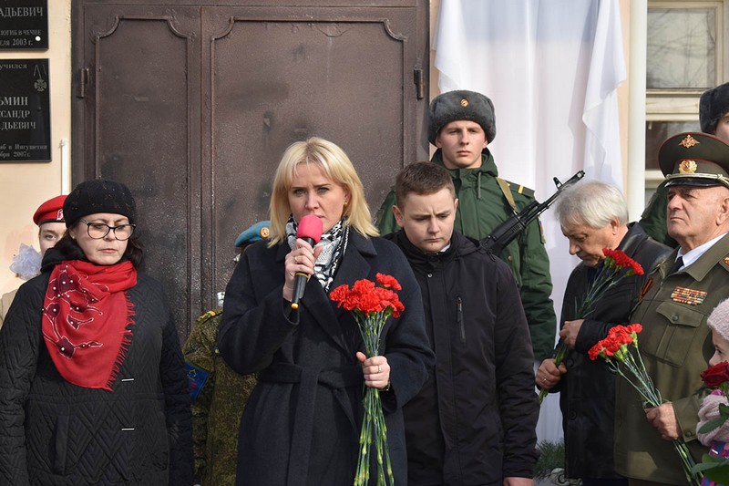 В Рыбном установили мемориальную доску погибшему в СВО Егору Боровому