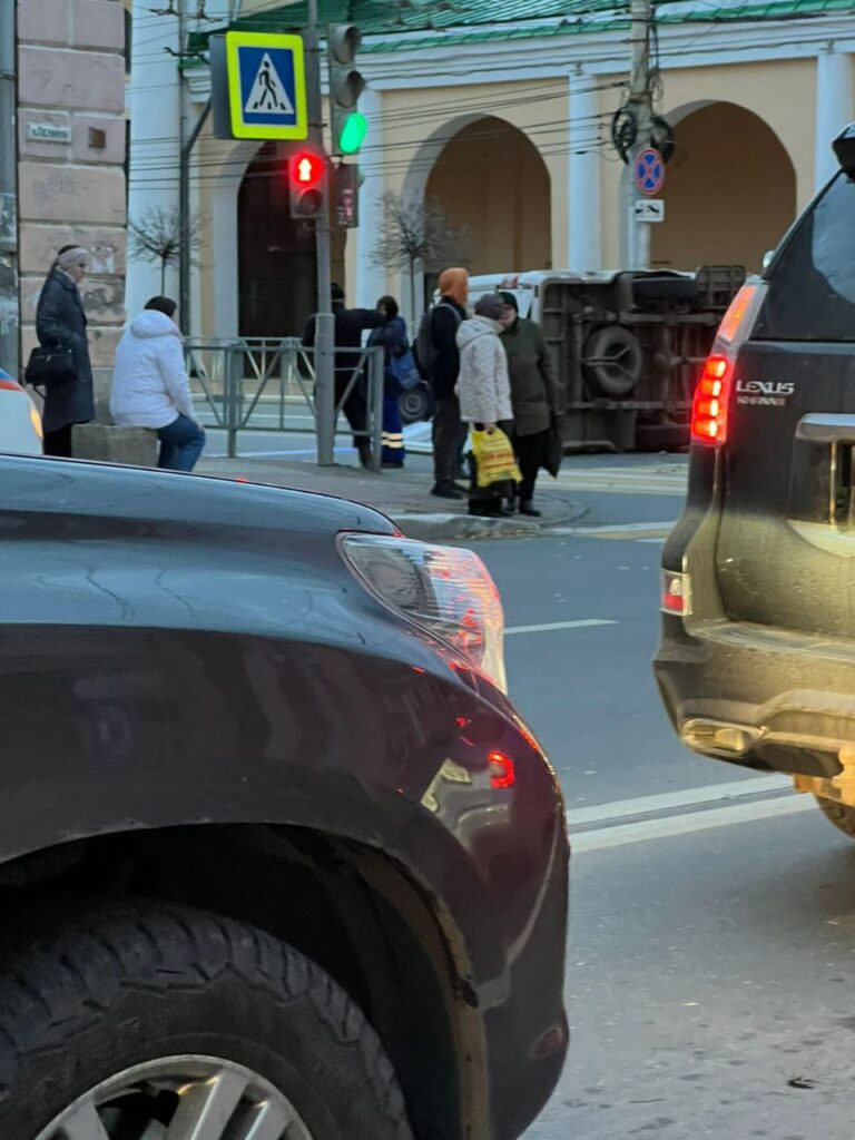 В Рязани перевернулся автомобиль скорой помощи