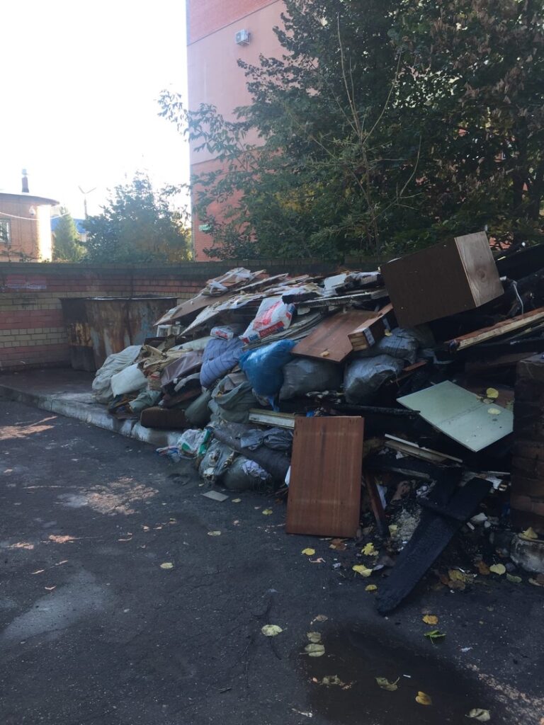 Жители улицы Дзержинского жалуются на свалку крупногабаритного мусора, который не вывозят месяцами