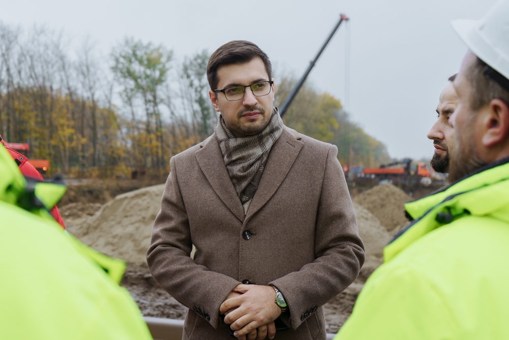 На площадке индустриального парка «Рязанский» обеспечивают параллельное строительство коммуникаций и промышленных объектов предприятий На площадке индустриального парка «Рязанский» обеспечивают параллельное строительство коммуникаций и промышленных объектов предприятий Во вторник, 18 октября, заместитель председателя правительства Рязанской области Артём Никитин провёл выездное совещание на площадке, где ведутся работы по созданию индустриального парка «Рязанский».