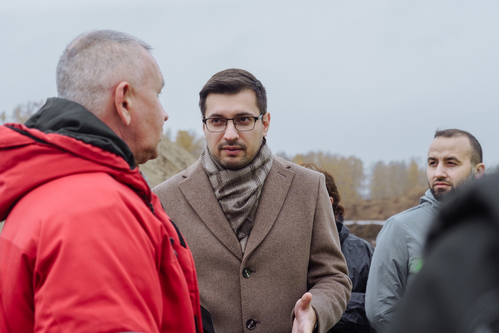 На площадке индустриального парка «Рязанский» обеспечивают параллельное строительство коммуникаций и промышленных объектов предприятий На площадке индустриального парка «Рязанский» обеспечивают параллельное строительство коммуникаций и промышленных объектов предприятий Во вторник, 18 октября, заместитель председателя правительства Рязанской области Артём Никитин провёл выездное совещание на площадке, где ведутся работы по созданию индустриального парка «Рязанский».
