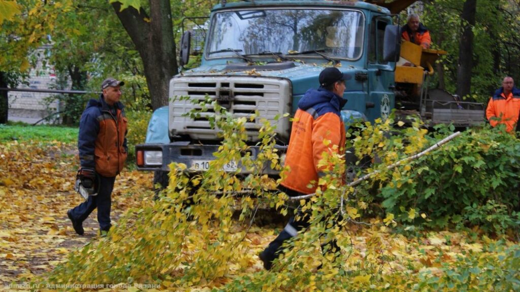 10 октября на улице Высоковольтной спилили аварийные деревья 10 октября на улице Высоковольтной спилили аварийные деревья Также Дирекция благоустройства провела обрезку каштана, 29 берёз и 9 лип.