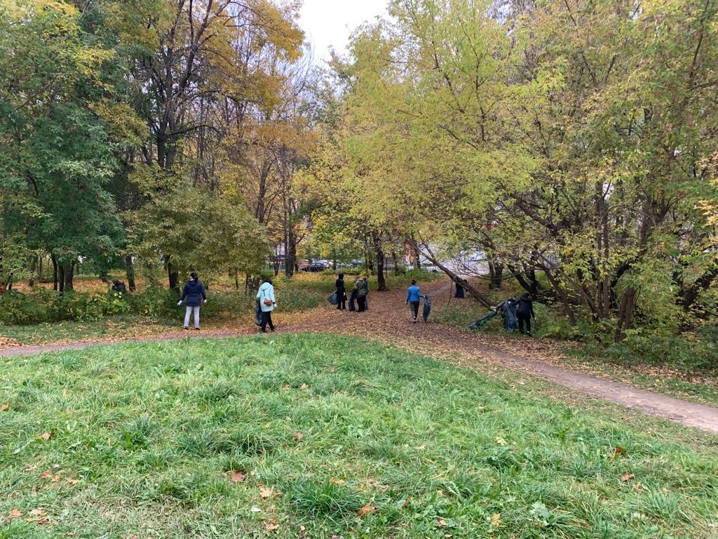 В Рязани 15 октября прошёл очередной общегородской субботник | 15.10.2022 |  Рязань - БезФормата