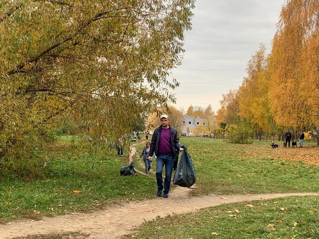 В Рязани 15 октября прошёл очередной общегородской субботник | 15.10.2022 |  Рязань - БезФормата