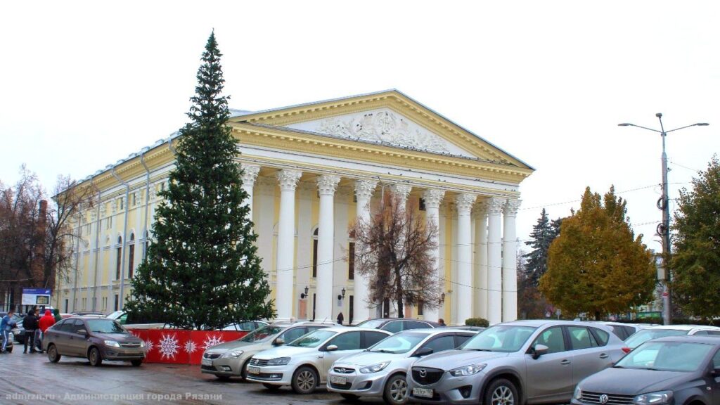 На Театральной площади в Рязани установили новогоднюю ёлку