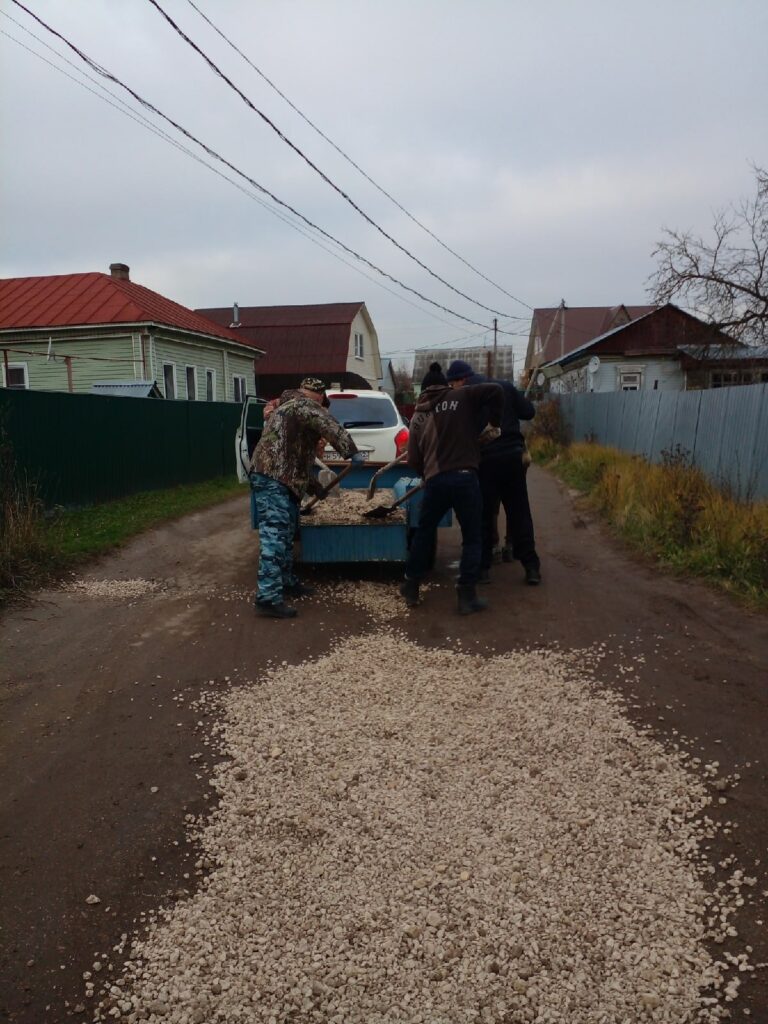 Жители Спас-Клепиков сами взялись за ремонт дороги