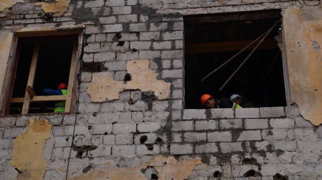 Рязанские специалисты восстанавливают разрушенный квартал Мариуполя