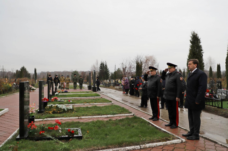 В Рязани на Аллее Героев возложили цветы к мемориалу памяти сотрудников органов внутренних дел