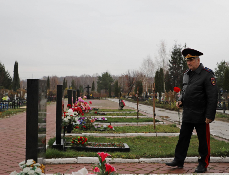 В Рязани на Аллее Героев возложили цветы к мемориалу памяти сотрудников органов внутренних дел