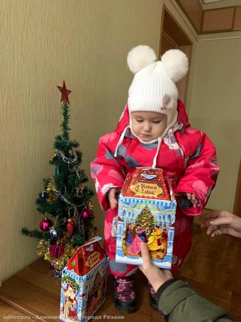 В Рязани начали выдавать новогодние подарки находящимся тяжёлой жизненной ситуации детям