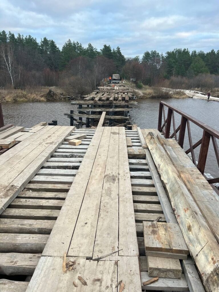 В рязанском посёлке Деулино идёт замена настила моста через реку Пру