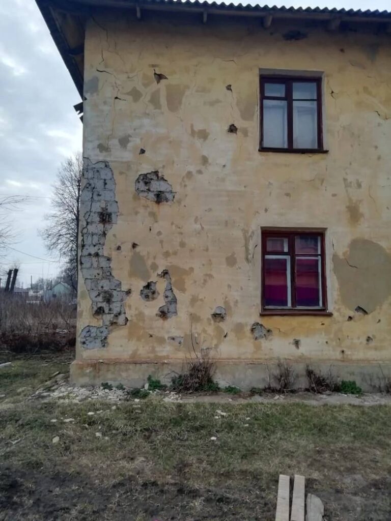 Жители Рыбного поделились фото плачевного состояния дома на улице Мира Жители Рыбного поделились фото плачевного состояния дома на улице Мира Краска и штукатурка как снаружи, так и внутри дома осыпалась до кирпичей.