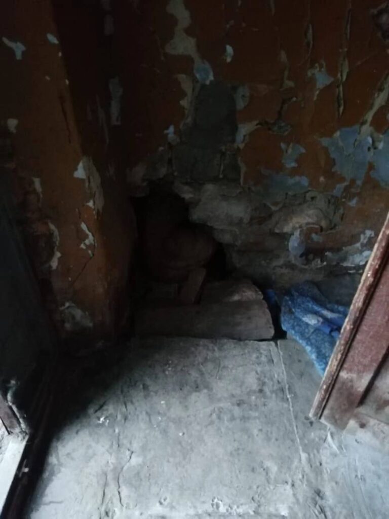 Жители Рыбного поделились фото плачевного состояния дома на улице Мира Жители Рыбного поделились фото плачевного состояния дома на улице Мира Краска и штукатурка как снаружи, так и внутри дома осыпалась до кирпичей.