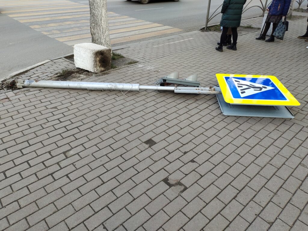 В центре Рязани тягач снёс дорожный знак со светофором