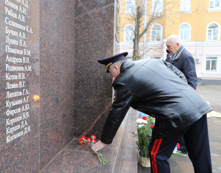 Руководители УМВД по Рязанской области возложили цветы к Мемориалу сотрудникам органов внутренних дел