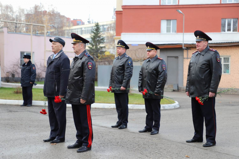Руководители УМВД по Рязанской области возложили цветы к Мемориалу сотрудникам органов внутренних дел