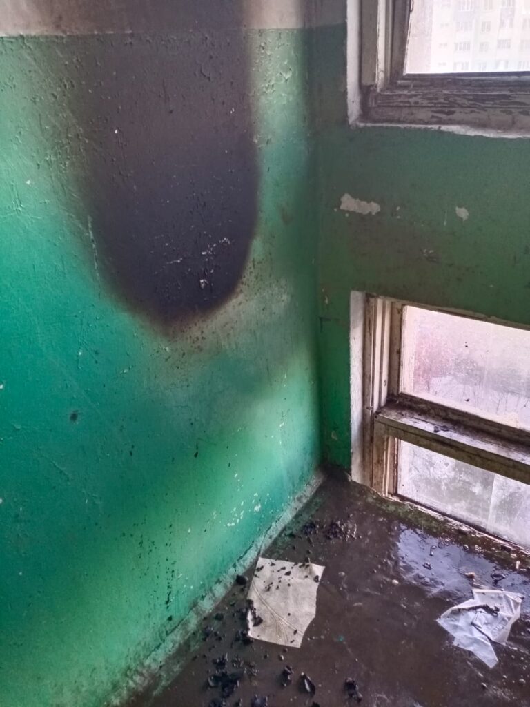 В подъезде жилого дома в Недостоеве загорелось кресло