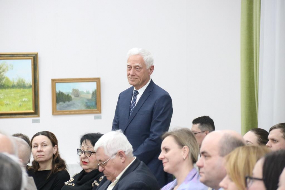В библиотеке имени Горького открылась выставка картин хирурга Владимира Юдина