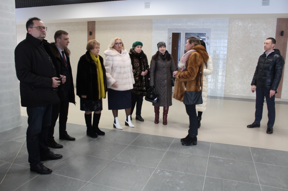 Татьяна Панфилова и депутаты РГД осмотрели новую школу в Кальном
