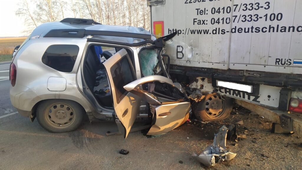 Легковушка врезалась в припаркованную фуру в Рязанской области, водитель погиб