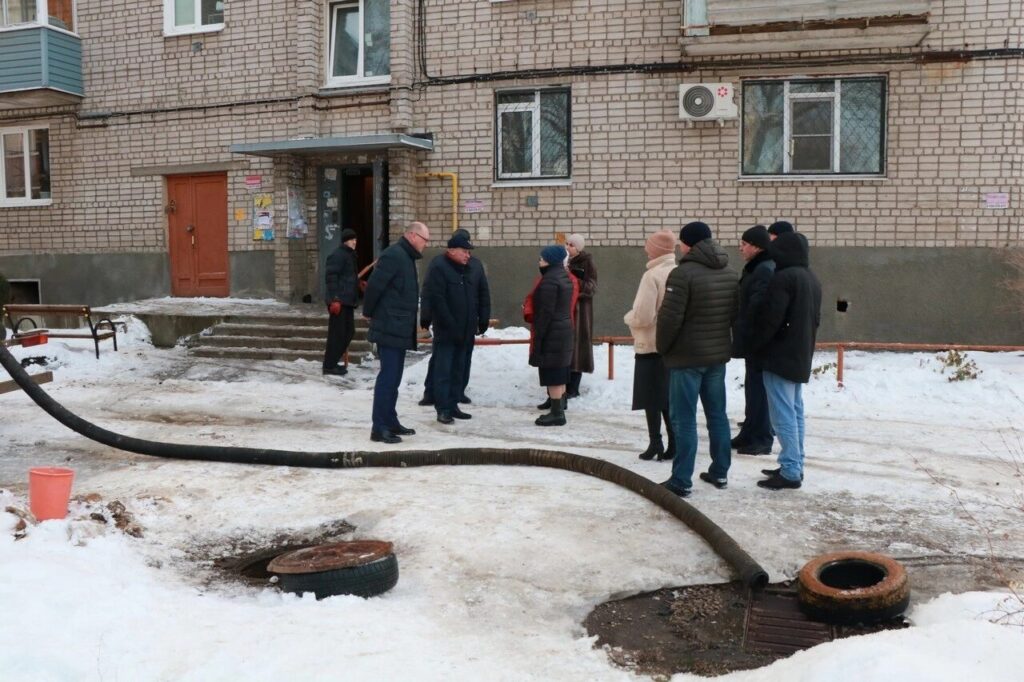 В Рязани устраняют крупный засор канализационного коллектора