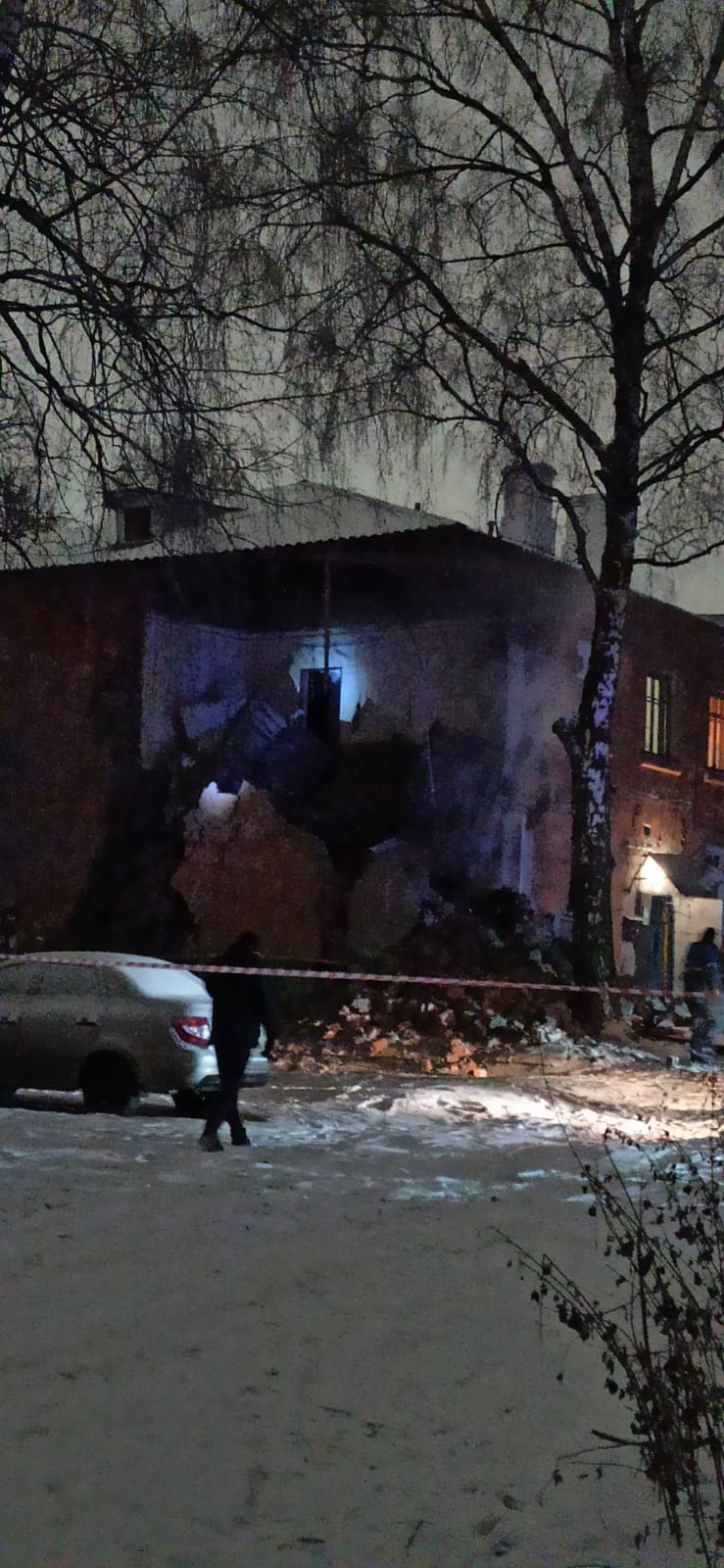 Из-под завалов обрушенного дома в Рязани спасли двух мужчин