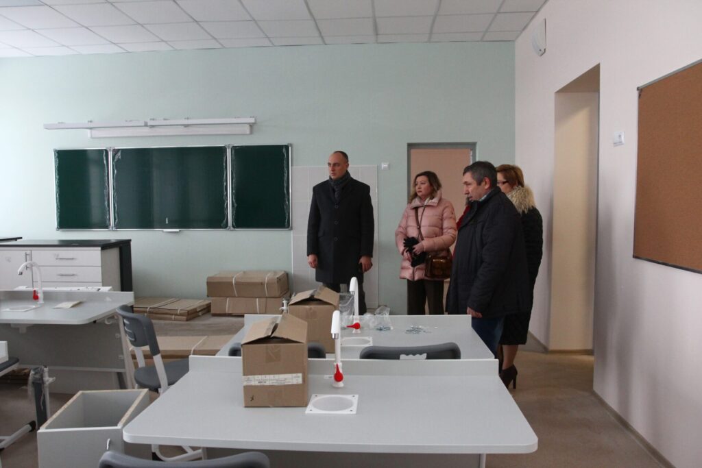Вице-губернатор Бранов сообщил о завершении строительства школы в Кальном