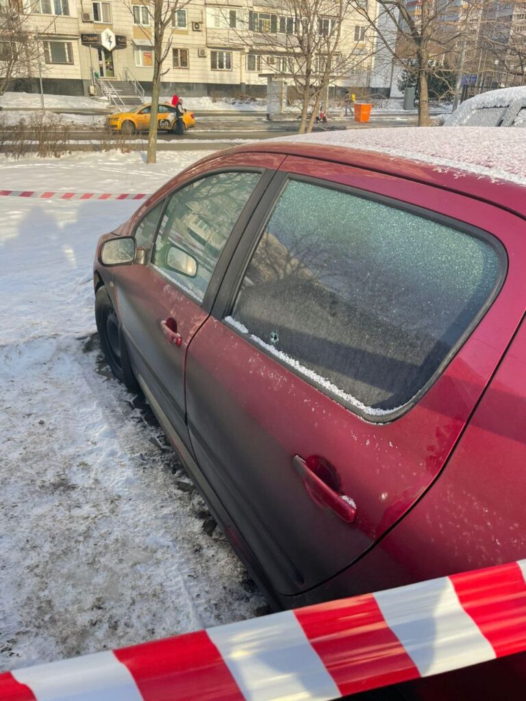 Труп женщины с огнестрельным ранением нашли на парковке в Москве
