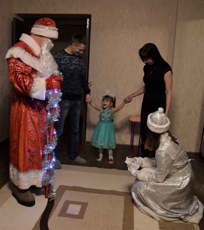 РНПК дарит новогодние подарки детям РНПК дарит новогодние подарки детям Рязанская нефтеперерабатывающая компания, входящая в состав НК «Роснефть», начала адресную доставку новогодних подарков детям работников.