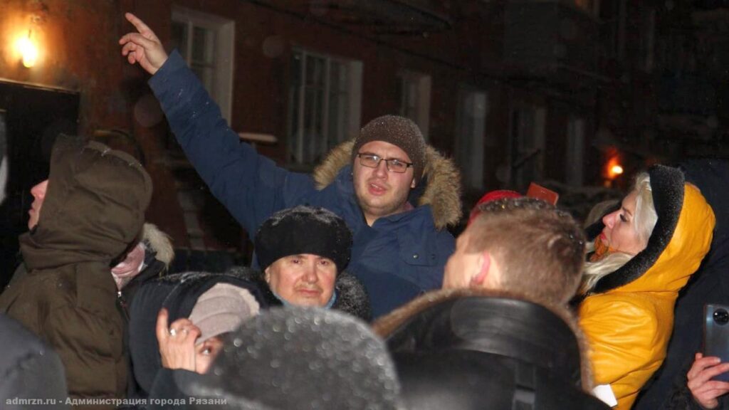 Замглавы администрации Рязани встретился с жильцами пострадавшего от взрыва дома на улице Пушкина
