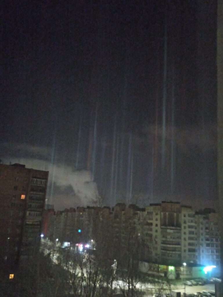 Жители Рязани делятся фотографиями световых столбов