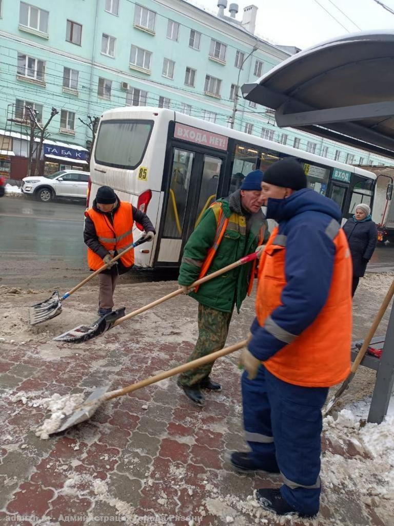 В разных районах Рязани чистят улицы и устанавливают новогодние объекты